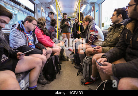 Berlin, Deutschland. 8. Januar 2017. Mitmachen bei No Pants Subway Ride Berlin 2017 in einer u-Bahn in Berlin, Hauptstadt Deutschlands, am 8. Januar 2017. © Shan Yuqi/Xinhua/Alamy Live-Nachrichten Stockfoto