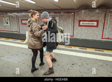 Berlin, Deutschland. 8. Januar 2017. Teilnehmer des No Pants Subway Ride Berlin 2017 tanzen an einer u-Bahnstation in Berlin, Hauptstadt Deutschlands, am 8. Januar 2017. © Shan Yuqi/Xinhua/Alamy Live-Nachrichten Stockfoto