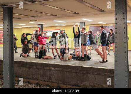 Berlin, Deutschland. 8. Januar 2017. Teilnehmer des No Pants Subway Ride Berlin 2017 darstellen als das Wort "BERLIN" bei einer u-Bahnstation in Berlin, Hauptstadt Deutschlands, am 8. Januar 2017. © Shan Yuqi/Xinhua/Alamy Live-Nachrichten Stockfoto