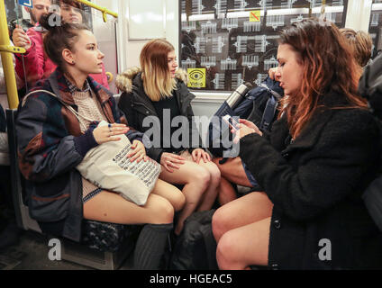 Berlin, Deutschland. 8. Januar 2017. Mitmachen bei No Pants Subway Ride Berlin 2017 in einer u-Bahn in Berlin, Hauptstadt Deutschlands, am 8. Januar 2017. © Shan Yuqi/Xinhua/Alamy Live-Nachrichten Stockfoto