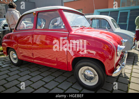 Datei - Datei Bild datiert 5. Mai 2016 zeigt ein Goggomobil außerhalb Museum Industriekultur während ein Goggo treffen in Nürnberg. Das Goggomobil, hergestellt in der bayerischen Stadt Dingolfing von 1955 bis 1969 war das meistverkaufte Auto seiner Art mit mehr als 250.000 Exemplare. Foto: Daniel Karmann/dpa Stockfoto