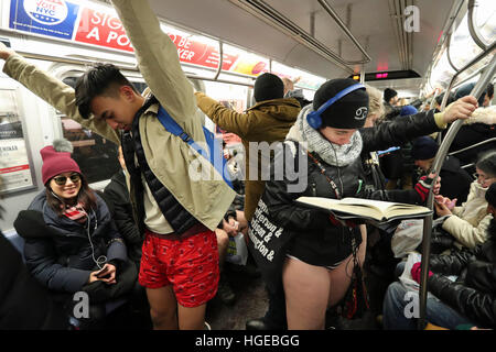 New York, New York, USA. 8. Januar 2017. Verkleidete Teilnehmer ohne Hosen die 2017 U-Bahn-Fahrt ohne Hosen in New York, Vereinigte Staaten, am 8. Januar 2016 teilnehmen. © Xinhua/Alamy Live-Nachrichten Stockfoto