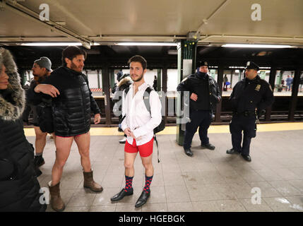 New York, New York, USA. 8. Januar 2017. Verkleidete Teilnehmer ohne Hosen die 2017 U-Bahn-Fahrt ohne Hosen in New York, Vereinigte Staaten, am 8. Januar 2016 teilnehmen. © Xinhua/Alamy Live-Nachrichten Stockfoto