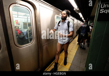 New York, New York, USA. 8. Januar 2017. Ein verkleidete Teilnehmer ohne Hose nimmt Teil an der 2017 U-Bahn-Fahrt ohne Hosen in New York, Vereinigte Staaten, am 8. Januar 2016. © Xinhua/Alamy Live-Nachrichten Stockfoto