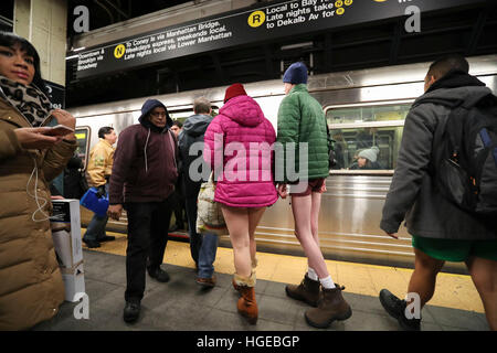 New York, New York, USA. 8. Januar 2017. Verkleidete Teilnehmer ohne Hosen die 2017 U-Bahn-Fahrt ohne Hosen in New York, Vereinigte Staaten, am 8. Januar 2016 teilnehmen. © Xinhua/Alamy Live-Nachrichten Stockfoto