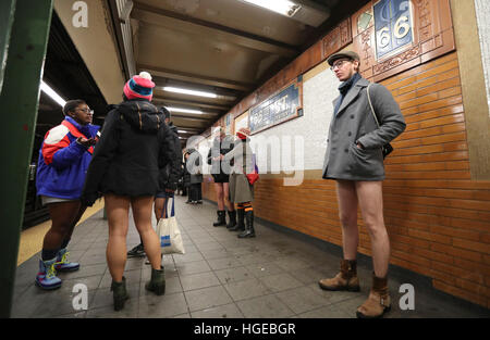 New York, New York, USA. 8. Januar 2017. Verkleidete Teilnehmer ohne Hosen die 2017 U-Bahn-Fahrt ohne Hosen in New York, Vereinigte Staaten, am 8. Januar 2016 teilnehmen. © Xinhua/Alamy Live-Nachrichten Stockfoto