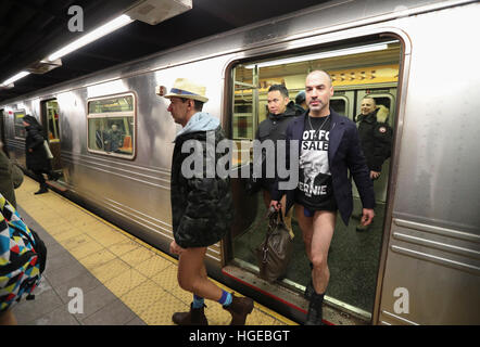 New York, New York, USA. 8. Januar 2017. Verkleidete Teilnehmer ohne Hosen die 2017 U-Bahn-Fahrt ohne Hosen in New York, Vereinigte Staaten, am 8. Januar 2016 teilnehmen. © Xinhua/Alamy Live-Nachrichten Stockfoto