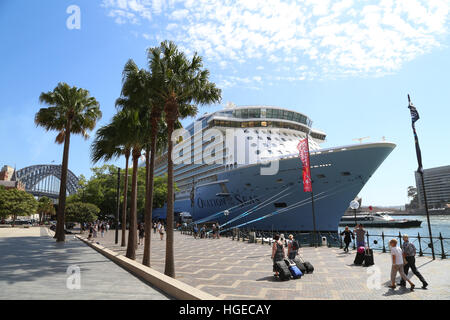 Sydney, Australien. 9. Januar 2017. Die Royal Carribbean betrieben Ovation der Meere Kreuzfahrtschiff die größte mit Sitz in Australien ist. Es fährt am 9. Januar für eine Kreuzfahrt rund um Neuseeland. Im Bild hier in der Overseas Passenger Terminal, The Rocks festgemacht. Bildnachweis: © Richard Milnes/Alamy Live-Nachrichten Stockfoto