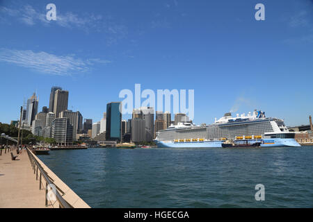 Sydney, Australien. 9. Januar 2017. Die Royal Carribbean betrieben Ovation der Meere Kreuzfahrtschiff die größte mit Sitz in Australien ist. Es fährt am 9. Januar für eine Kreuzfahrt rund um Neuseeland. Im Bild hier in der Overseas Passenger Terminal, The Rocks festgemacht. Bildnachweis: © Richard Milnes/Alamy Live-Nachrichten Stockfoto