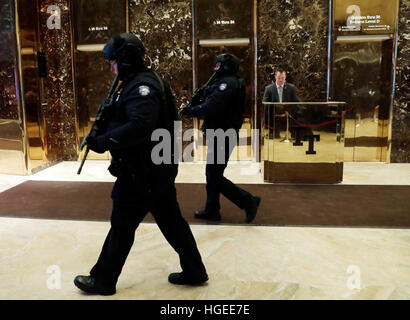 New York, New York, USA. 8. Januar 2017. New York City Polizisten sind zu Fuß durch die Lobby des Trump Tower in New York, New York, USA, 8. Januar 2017 gesehen. Foto: Jason Szenen/Consolidated/Dpa/Alamy Live News Stockfoto