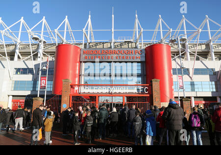 Fans finden ihren Weg in die Riverside Stadium für die Emirate FA Cup, dritten Vorrundenspiel zwischen Middlesbrough und Sheffield Wednesday. Stockfoto