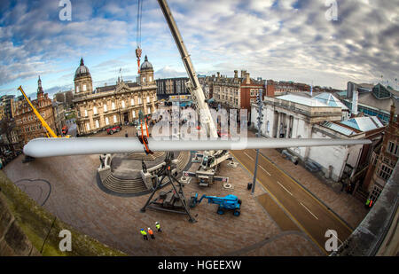 Kunstwerk "Blade", eine 250ft-lange (75m) Windturbine, im Auftrag von Multimediakünstler Nayan Kulkarni und erstellt durch Arbeitnehmer bei der Siemens-Werk in Hull, bei Queen Victoria Square im Rumpf installiert ist. Stockfoto