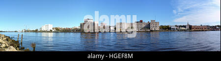 Ein Blick von Wilmington North Carolina von auf der Cape Fear River. Die Phot ist eine Panorama-Aufnahme. Stockfoto