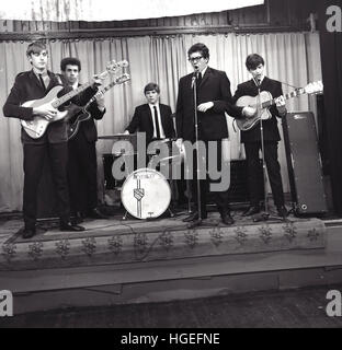 1960er-Jahren, historische, britischen Jugendlichen in einer frühen Skiffle oder Rockabilly-Band auf der Bühne. Stockfoto