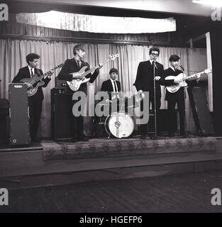 1960er-Jahren, historische, britischen Jugendlichen in einer Skiffle oder Rockabilly-Band auf der Bühne. Stockfoto