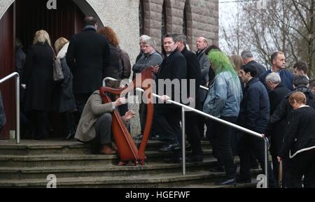 Ein Musiker spielt die Harfe bei der Beerdigung von Therese MacGowan, 87, die Mutter von Sänger Shane MacGowan, bei unserer lieben Frau von Lourdes Kirche, Silvermines Co Tipperary. Stockfoto