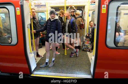 No Pants u-Bahnfahrt mit der Londoner U-Bahn teilnehmen Fahrgäste. Stockfoto