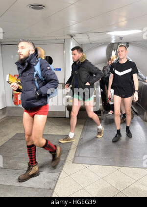 No Pants u-Bahnfahrt mit der Londoner U-Bahn teilnehmen Fahrgäste. Stockfoto