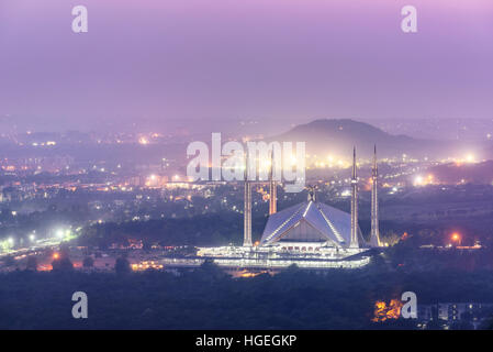 Luftaufnahme von Faisal Moschee von traditionelle Hügeln in Islamabad-Pakistan Stockfoto