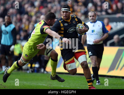 Wespen Nathan Hughes von Leicester Tigers Mike Williams während der Aviva Premiership-Spiels in der Ricoh Arena Coventry in Angriff genommen wird. Stockfoto