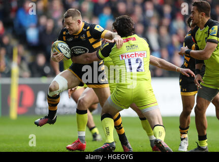 Wespen Jimmy Gopperth von Leicester Tigers Matt Smith während der Aviva Premiership-Spiels in der Ricoh Arena Coventry in Angriff genommen wird. Stockfoto