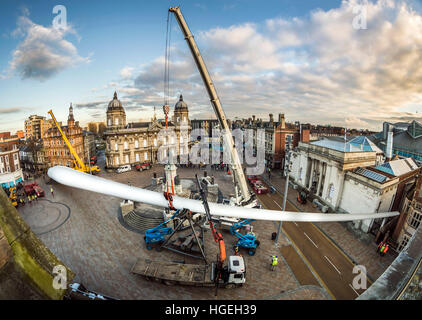 Kunstwerk "Blade", eine 250ft-lange (75m) Windturbine, im Auftrag von Multimediakünstler Nayan Kulkarni und erstellt durch Arbeitnehmer bei der Siemens-Werk in Hull, bei Queen Victoria Square im Rumpf installiert ist. Stockfoto