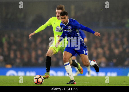 Chelseas Ruben Loftus-Wange (rechts) in Aktion während des Emirates FA Cup, dritten Vorrundenspiel an der Stamford Bridge, London. PRESSEVERBAND Foto. Bild Datum: Sonntag, 8. Januar 2017. PA-Geschichte-Fußball-Chelsea zu sehen. Bildnachweis sollte lauten: Adam Davy/PA Wire. Einschränkungen: EDITORIAL verwenden nur keine unbefugten Audio, Video, Daten, Spielpläne, Verbandsliga/Logos oder "live"-Dienste. Im Spiel Onlinenutzung beschränkt auf 75 Bilder, keine video Emulation. Keine Verwendung in Wetten, Spiele oder Vereinsspieler/Liga/Einzelpublikationen. Stockfoto