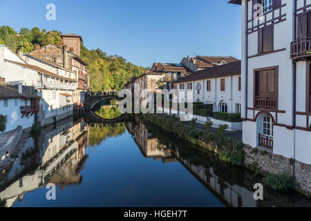 Fluss und die Kirche Notre-Dame du Bout du Pont in Saint-Jean-Pied-de-Port, Frankreich Stockfoto