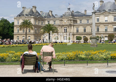 Menschen genießen die Sonne im Jardin du Luxembourg, Paris, Frankreich Stockfoto