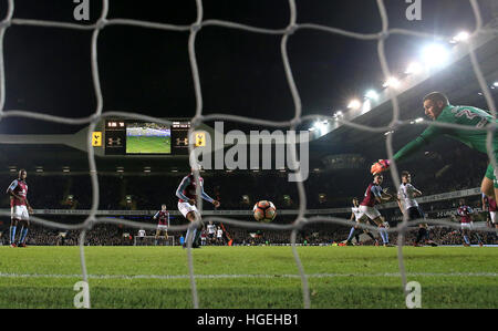 Tottenham Hotspur Ben Davies (rechts) Partituren seiner Seite erste Tor des Spiels während der Emirate FA Cup, 3. Runde match an der White Hart Lane, London. Stockfoto