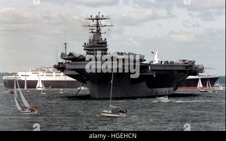 AJAXNETPHOTO. 5. JUNI 1994. SPITHEAD, ENGLAND. D-DAY - 50. JUBILÄUM FLOTTE - DIE AMERIKANISCHE FLUGZEUGTRÄGER USS GEORGE WASHINGTON WAR EINER DER VIELEN SCHIFFE ZUR ÜBERPRÜFUNG UND GASTGEBER FÜR US-PRÄSIDENT BILL CLINTON. FOTO; JONATHAN EASTLAND/AJAX REF: 940506 6 Stockfoto