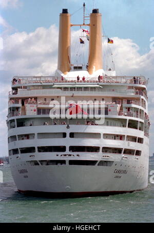 AJAXNETPHOTO. 5. JUNI 1994. SPITHEAD, ENGLAND. -50. D-DAY-JAHRESTAG-FLOTTE - DIE P & O CRUISE LINER CANBERRA EINES MEHRERE HANDELSSCHIFFE AUF ÜBERPRÜFUNG. FOTO; JONATHAN EASTLAND/AJAX REF: 940506 15 Stockfoto