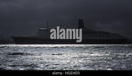 AJAXNETPHOTO.  SOUTHAMPTON, ENGLAND. -CUNARD PASSENGER LINER QUEEN ELIZABETH 2 NACH AUßEN GEBUNDEN. FOTO; JONATHAN EASTLAND/AJAX REF: 32005 13 1 Stockfoto