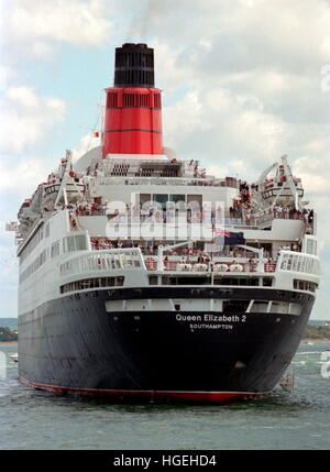 AJAXNETPHOTO. 5. JUNI 1994. SPITHEAD, ENGLAND. -50. D-DAY-JAHRESTAG-FLOTTE - DIE CUNARD LINER QUEEN ELIZABETH 2, EINES MEHRERE HANDELSSCHIFFE AUF ÜBERPRÜFUNG. FOTO; JONATHAN EASTLAND/AJAX REF: 940506 9 Stockfoto