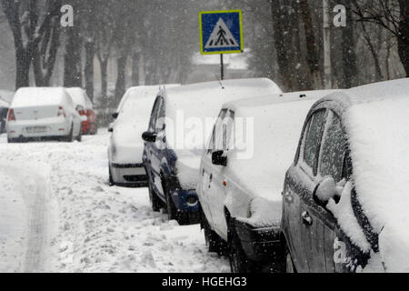 Bukarest, Rumänien - 6. Januar 2017: Autos mit Schnee bedeckt werden in gesehen in der Nähe der Straße geparkt. Stockfoto