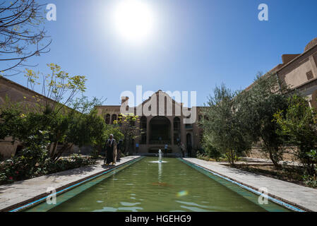 Pool auf dem Haupthof des 19. Jahrhunderts Borujerdi House entworfen von Ustad Ali Maryam in Kashan Stadt Kashan County von Iran Stockfoto