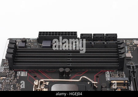 Steckplätze für DDR4-Speicher in Gaming-Mainboard, isoliert auf weißem Hintergrund Stockfoto