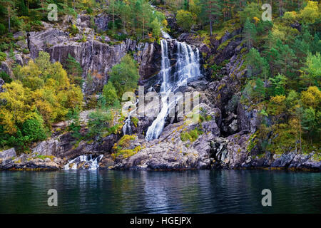 kleinen und idyllischen Wasserfall im Baum bedeckt Berge rund um Lysefjord in Norwegen Stockfoto