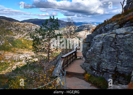 Weg des Holzes hängt an der Seite des Gebirges, was zu dem Preikestolen in Norwegen Stockfoto