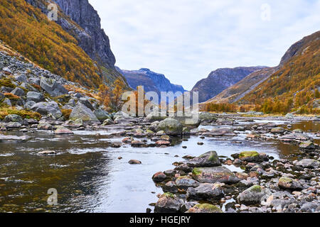 Canyon mit Fluss und Felsbrocken vom Felsen fällt, zwischen den Bergen in der Nähe von Highway 45 in Süd-west-Norwegen Stockfoto