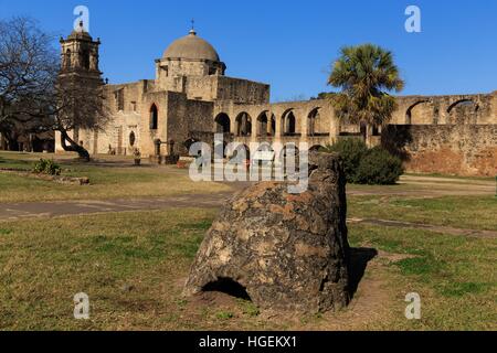 Eine sehr alte Backofen sitzt auf dem Gelände der Mission San Jose in San Antonio, Texas, USA. Stockfoto