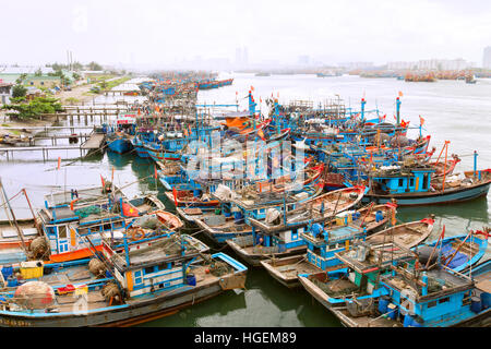 Verankerten Fischerboote, Vorhersage des herannahenden Taifun. Stockfoto