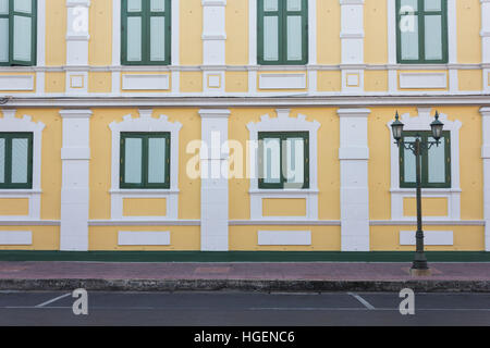 Muster der Straße neben dem gelben Gebäude Stockfoto