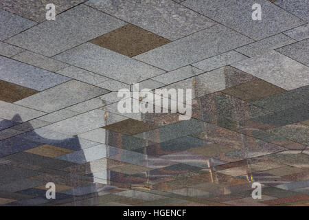 Thai Tempel Reflexion in Granit Bodenbelagoberfläche Stockfoto