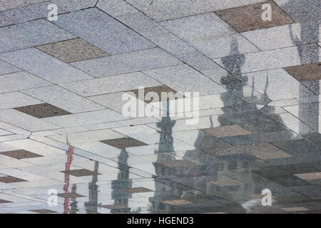 Thai Tempel Reflexion in Granit Bodenbelagoberfläche Stockfoto