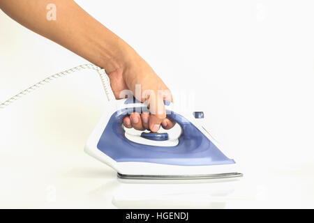 Mannes Hand hält Eisen auf weißem Hintergrund Stockfoto