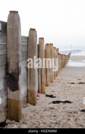 Eine hölzerne Buhne führt in der Nordsee am Strand Blyth, Northumberland Stockfoto