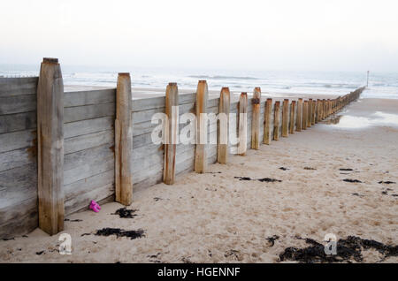 Eine hölzerne Buhne führt in der Nordsee am Strand Blyth, Northumberland Stockfoto