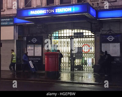 Geschlossene Tore in London Paddington U-Bahn-Station als einen 24-Stunden-Streik von Rohr Beschäftigten weiterhin Krüppel Rohr Dienstleistungen und Reisechaos für Millionen von Pendlern zu verursachen. Stockfoto