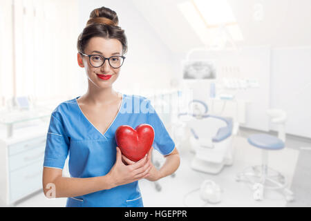 Arzt mit roten Herzen in der zahnärztlichen Praxis Stockfoto